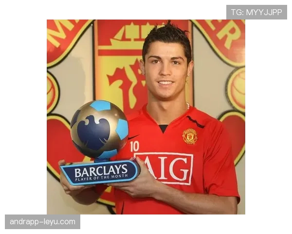 C罗荣膺英超金靴奖，以32球傲视群雄创造赛季进球纪录