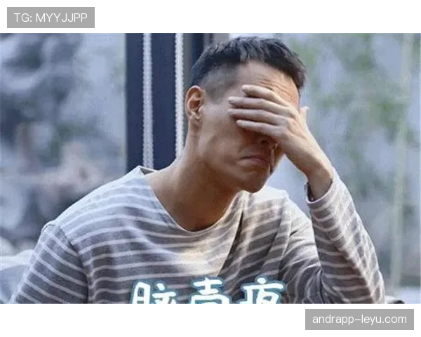 德约训练间偷偷啃汉堡？冠军形象崩塌现场竟然这么接地气！