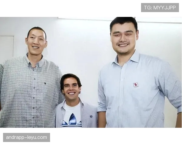 姚明拎塑料袋买菜那刻，巨人与“隔壁大叔”在同一画面抢镜